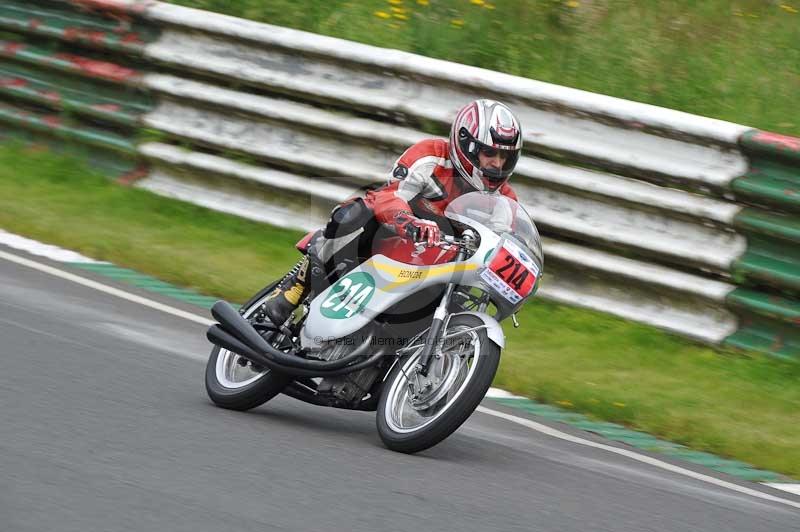 Mallory park Leicestershire;Mallory park photographs;Motorcycle action photographs;classic bikes;event digital images;eventdigitalimages;mallory park;no limits trackday;peter wileman photography;vintage bikes;vintage motorcycles;vmcc festival 1000 bikes