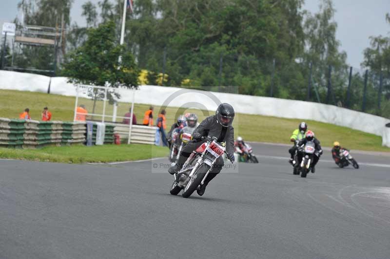 Mallory park Leicestershire;Mallory park photographs;Motorcycle action photographs;classic bikes;event digital images;eventdigitalimages;mallory park;no limits trackday;peter wileman photography;vintage bikes;vintage motorcycles;vmcc festival 1000 bikes