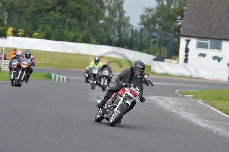 Mallory park Leicestershire;Mallory park photographs;Motorcycle action photographs;classic bikes;event digital images;eventdigitalimages;mallory park;no limits trackday;peter wileman photography;vintage bikes;vintage motorcycles;vmcc festival 1000 bikes