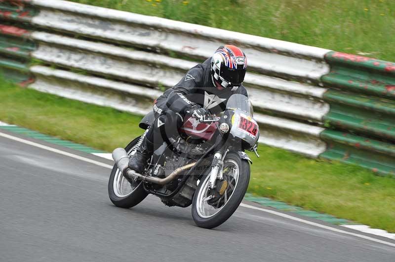 Mallory park Leicestershire;Mallory park photographs;Motorcycle action photographs;classic bikes;event digital images;eventdigitalimages;mallory park;no limits trackday;peter wileman photography;vintage bikes;vintage motorcycles;vmcc festival 1000 bikes