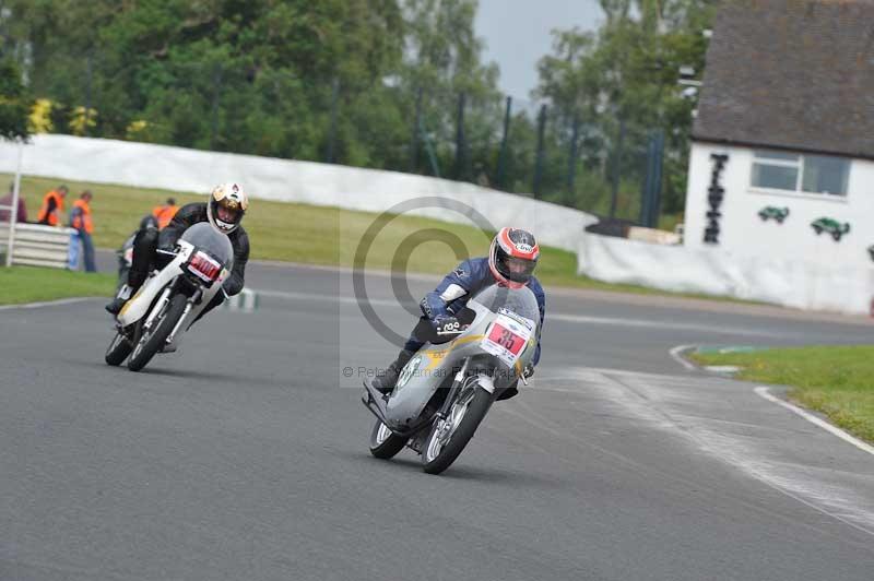 Mallory park Leicestershire;Mallory park photographs;Motorcycle action photographs;classic bikes;event digital images;eventdigitalimages;mallory park;no limits trackday;peter wileman photography;vintage bikes;vintage motorcycles;vmcc festival 1000 bikes