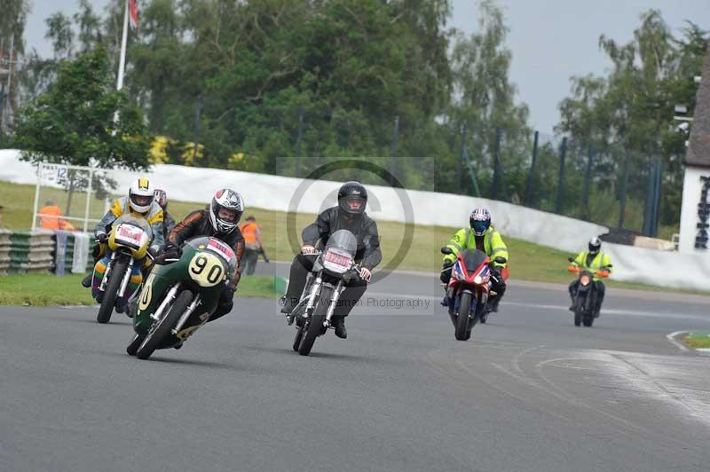 Mallory park Leicestershire;Mallory park photographs;Motorcycle action photographs;classic bikes;event digital images;eventdigitalimages;mallory park;no limits trackday;peter wileman photography;vintage bikes;vintage motorcycles;vmcc festival 1000 bikes