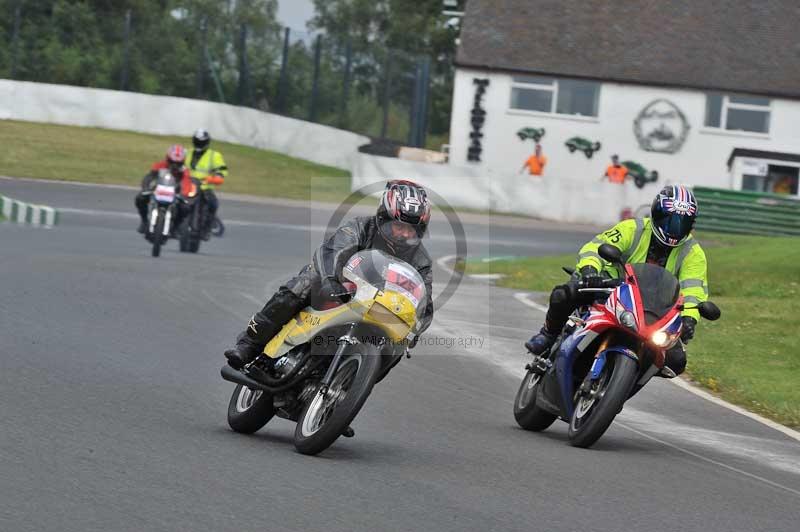 Mallory park Leicestershire;Mallory park photographs;Motorcycle action photographs;classic bikes;event digital images;eventdigitalimages;mallory park;no limits trackday;peter wileman photography;vintage bikes;vintage motorcycles;vmcc festival 1000 bikes