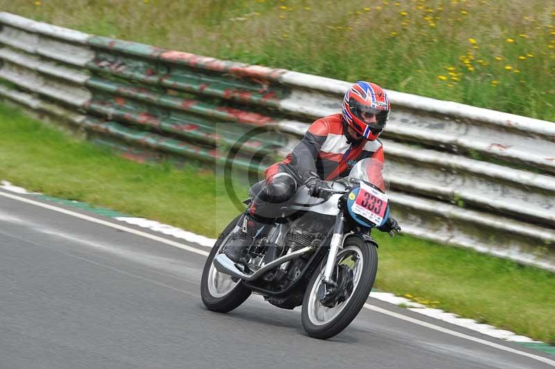 Mallory park Leicestershire;Mallory park photographs;Motorcycle action photographs;classic bikes;event digital images;eventdigitalimages;mallory park;no limits trackday;peter wileman photography;vintage bikes;vintage motorcycles;vmcc festival 1000 bikes