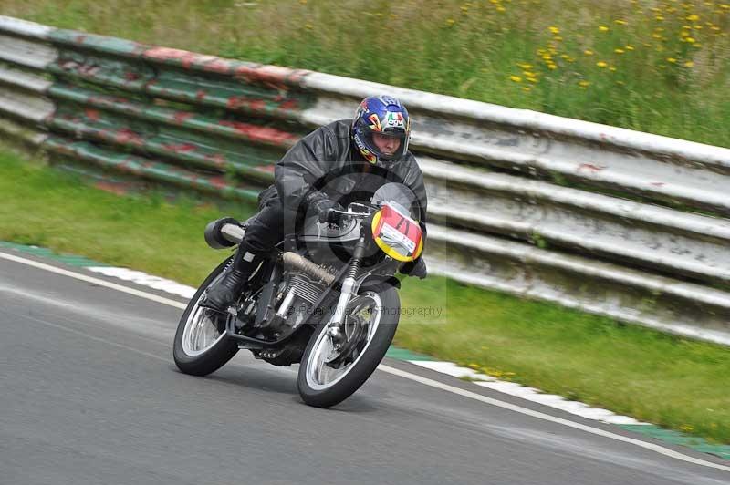 Mallory park Leicestershire;Mallory park photographs;Motorcycle action photographs;classic bikes;event digital images;eventdigitalimages;mallory park;no limits trackday;peter wileman photography;vintage bikes;vintage motorcycles;vmcc festival 1000 bikes