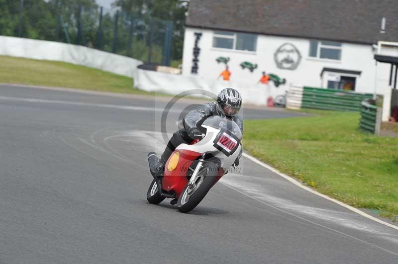 Mallory park Leicestershire;Mallory park photographs;Motorcycle action photographs;classic bikes;event digital images;eventdigitalimages;mallory park;no limits trackday;peter wileman photography;vintage bikes;vintage motorcycles;vmcc festival 1000 bikes