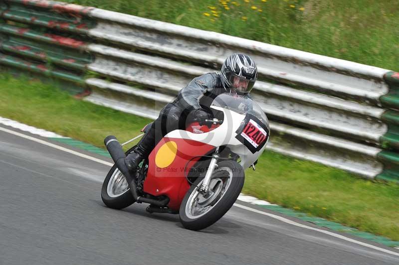 Mallory park Leicestershire;Mallory park photographs;Motorcycle action photographs;classic bikes;event digital images;eventdigitalimages;mallory park;no limits trackday;peter wileman photography;vintage bikes;vintage motorcycles;vmcc festival 1000 bikes