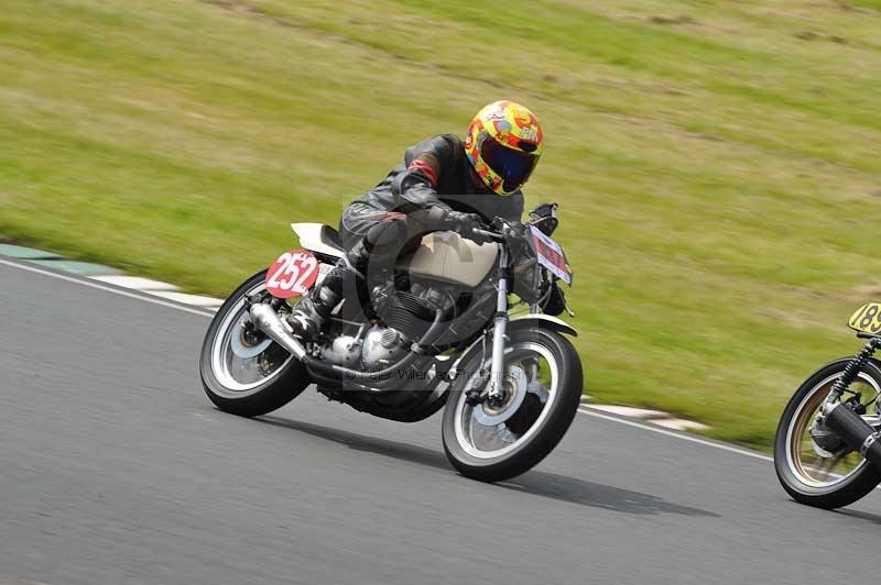 Mallory park Leicestershire;Mallory park photographs;Motorcycle action photographs;classic bikes;event digital images;eventdigitalimages;mallory park;no limits trackday;peter wileman photography;vintage bikes;vintage motorcycles;vmcc festival 1000 bikes