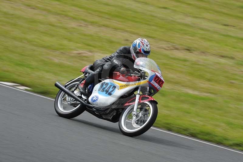 Mallory park Leicestershire;Mallory park photographs;Motorcycle action photographs;classic bikes;event digital images;eventdigitalimages;mallory park;no limits trackday;peter wileman photography;vintage bikes;vintage motorcycles;vmcc festival 1000 bikes