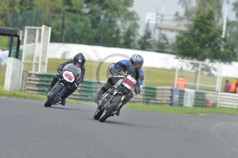 Mallory park Leicestershire;Mallory park photographs;Motorcycle action photographs;classic bikes;event digital images;eventdigitalimages;mallory park;no limits trackday;peter wileman photography;vintage bikes;vintage motorcycles;vmcc festival 1000 bikes