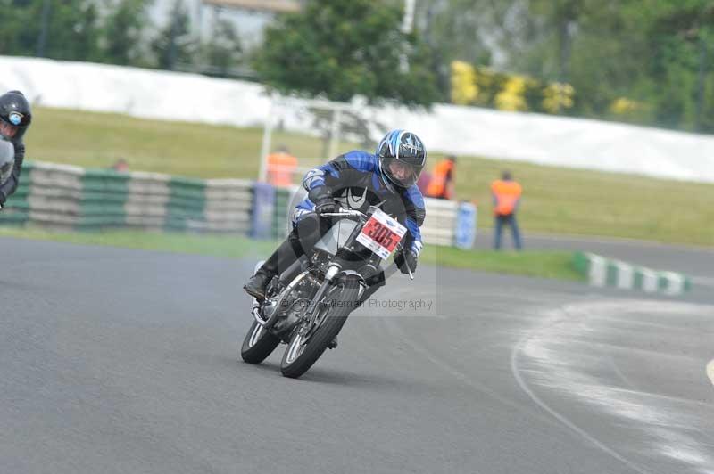Mallory park Leicestershire;Mallory park photographs;Motorcycle action photographs;classic bikes;event digital images;eventdigitalimages;mallory park;no limits trackday;peter wileman photography;vintage bikes;vintage motorcycles;vmcc festival 1000 bikes