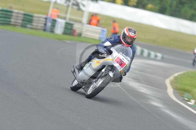 Mallory park Leicestershire;Mallory park photographs;Motorcycle action photographs;classic bikes;event digital images;eventdigitalimages;mallory park;no limits trackday;peter wileman photography;vintage bikes;vintage motorcycles;vmcc festival 1000 bikes