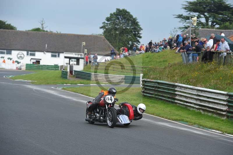 Mallory park Leicestershire;Mallory park photographs;Motorcycle action photographs;classic bikes;event digital images;eventdigitalimages;mallory park;no limits trackday;peter wileman photography;vintage bikes;vintage motorcycles;vmcc festival 1000 bikes