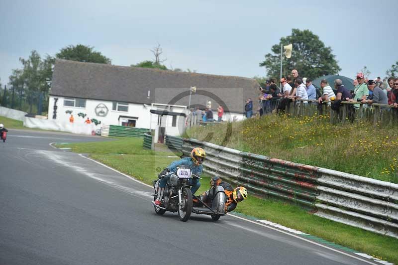Mallory park Leicestershire;Mallory park photographs;Motorcycle action photographs;classic bikes;event digital images;eventdigitalimages;mallory park;no limits trackday;peter wileman photography;vintage bikes;vintage motorcycles;vmcc festival 1000 bikes
