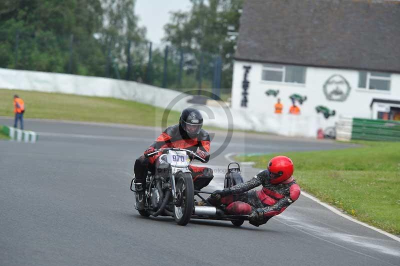Mallory park Leicestershire;Mallory park photographs;Motorcycle action photographs;classic bikes;event digital images;eventdigitalimages;mallory park;no limits trackday;peter wileman photography;vintage bikes;vintage motorcycles;vmcc festival 1000 bikes