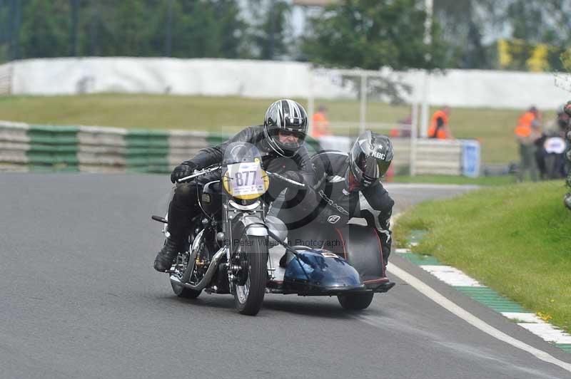 Mallory park Leicestershire;Mallory park photographs;Motorcycle action photographs;classic bikes;event digital images;eventdigitalimages;mallory park;no limits trackday;peter wileman photography;vintage bikes;vintage motorcycles;vmcc festival 1000 bikes