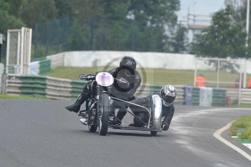 Mallory park Leicestershire;Mallory park photographs;Motorcycle action photographs;classic bikes;event digital images;eventdigitalimages;mallory park;no limits trackday;peter wileman photography;vintage bikes;vintage motorcycles;vmcc festival 1000 bikes