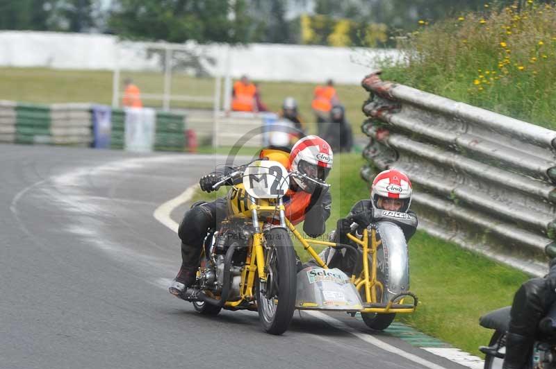 Mallory park Leicestershire;Mallory park photographs;Motorcycle action photographs;classic bikes;event digital images;eventdigitalimages;mallory park;no limits trackday;peter wileman photography;vintage bikes;vintage motorcycles;vmcc festival 1000 bikes