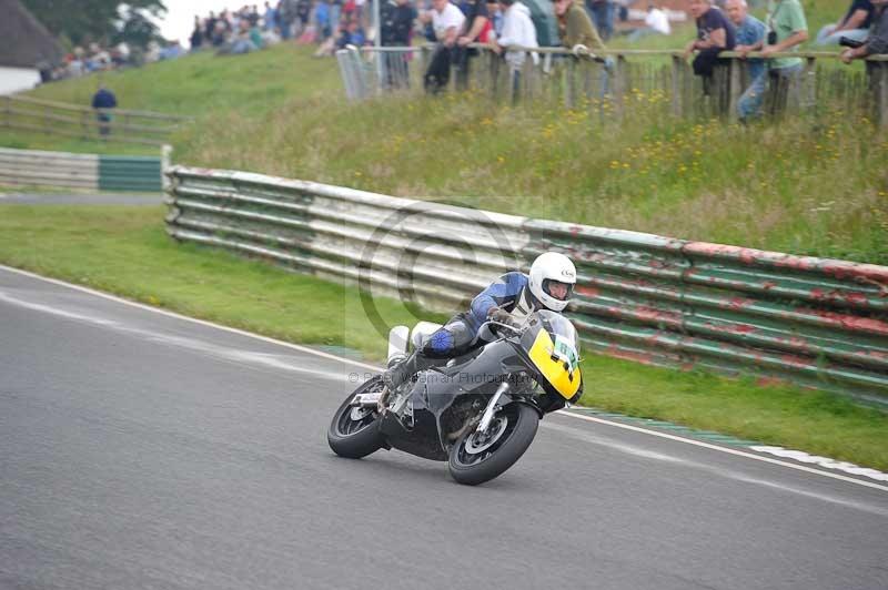 Mallory park Leicestershire;Mallory park photographs;Motorcycle action photographs;classic bikes;event digital images;eventdigitalimages;mallory park;no limits trackday;peter wileman photography;vintage bikes;vintage motorcycles;vmcc festival 1000 bikes