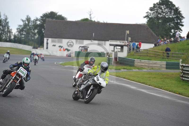 Mallory park Leicestershire;Mallory park photographs;Motorcycle action photographs;classic bikes;event digital images;eventdigitalimages;mallory park;no limits trackday;peter wileman photography;vintage bikes;vintage motorcycles;vmcc festival 1000 bikes