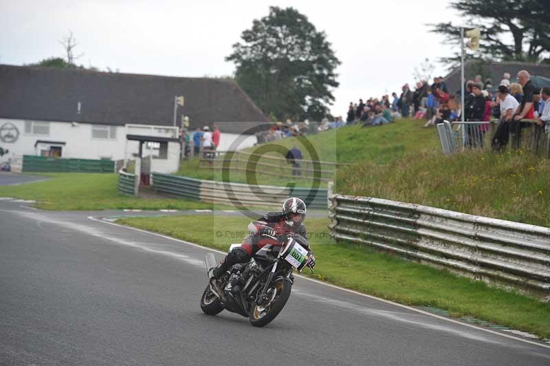 Mallory park Leicestershire;Mallory park photographs;Motorcycle action photographs;classic bikes;event digital images;eventdigitalimages;mallory park;no limits trackday;peter wileman photography;vintage bikes;vintage motorcycles;vmcc festival 1000 bikes