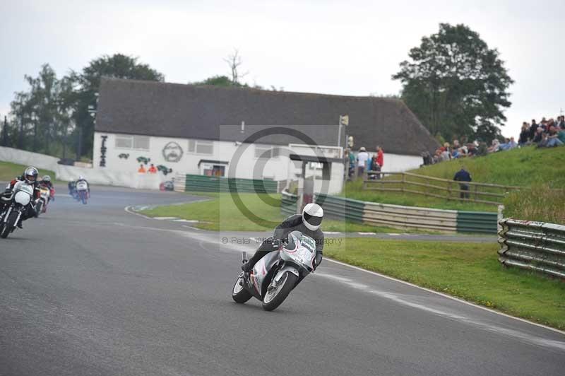 Mallory park Leicestershire;Mallory park photographs;Motorcycle action photographs;classic bikes;event digital images;eventdigitalimages;mallory park;no limits trackday;peter wileman photography;vintage bikes;vintage motorcycles;vmcc festival 1000 bikes