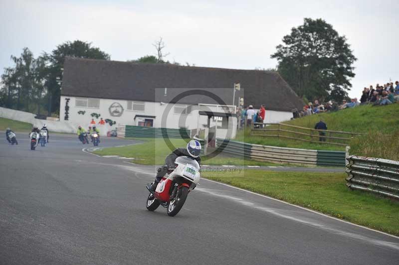 Mallory park Leicestershire;Mallory park photographs;Motorcycle action photographs;classic bikes;event digital images;eventdigitalimages;mallory park;no limits trackday;peter wileman photography;vintage bikes;vintage motorcycles;vmcc festival 1000 bikes