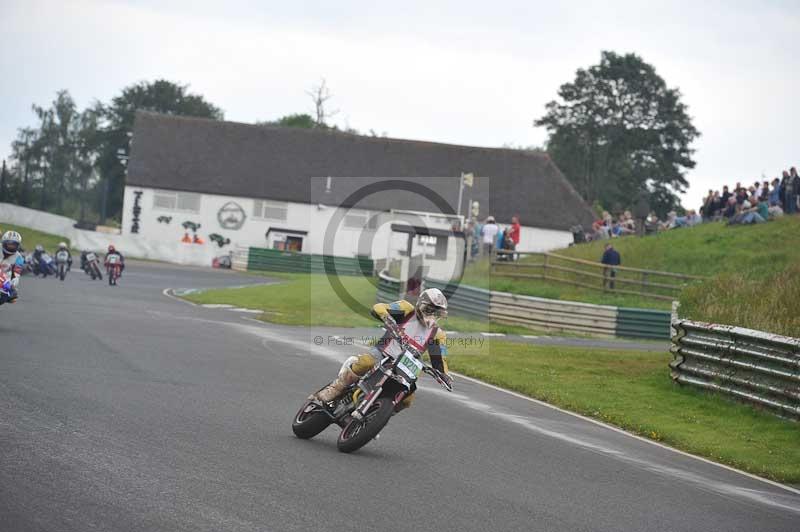 Mallory park Leicestershire;Mallory park photographs;Motorcycle action photographs;classic bikes;event digital images;eventdigitalimages;mallory park;no limits trackday;peter wileman photography;vintage bikes;vintage motorcycles;vmcc festival 1000 bikes