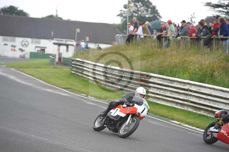 Mallory park Leicestershire;Mallory park photographs;Motorcycle action photographs;classic bikes;event digital images;eventdigitalimages;mallory park;no limits trackday;peter wileman photography;vintage bikes;vintage motorcycles;vmcc festival 1000 bikes