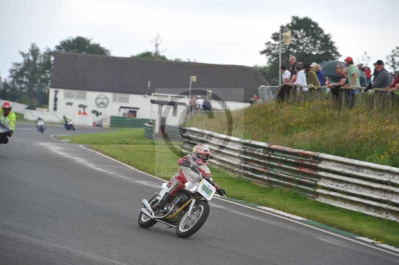 Mallory park Leicestershire;Mallory park photographs;Motorcycle action photographs;classic bikes;event digital images;eventdigitalimages;mallory park;no limits trackday;peter wileman photography;vintage bikes;vintage motorcycles;vmcc festival 1000 bikes