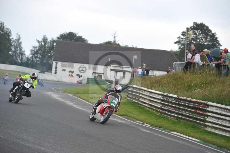 Mallory park Leicestershire;Mallory park photographs;Motorcycle action photographs;classic bikes;event digital images;eventdigitalimages;mallory park;no limits trackday;peter wileman photography;vintage bikes;vintage motorcycles;vmcc festival 1000 bikes