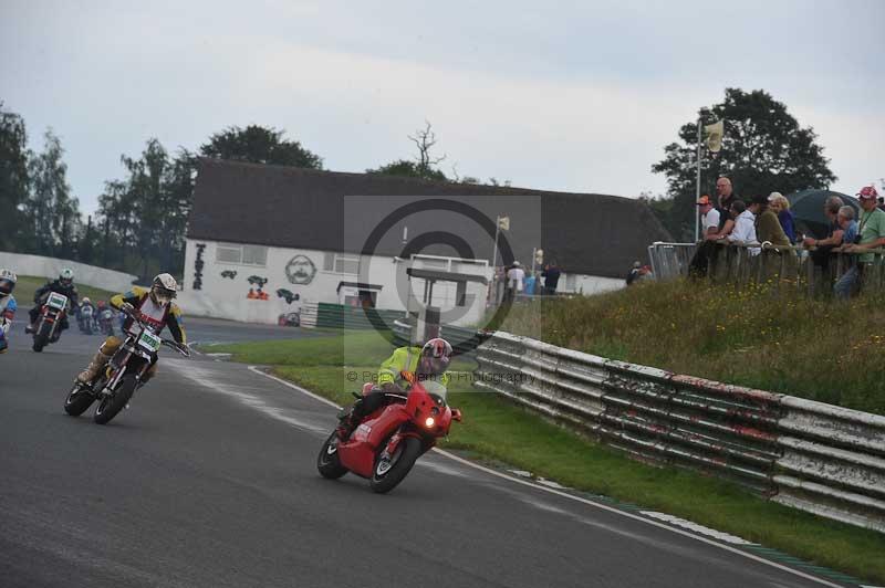 Mallory park Leicestershire;Mallory park photographs;Motorcycle action photographs;classic bikes;event digital images;eventdigitalimages;mallory park;no limits trackday;peter wileman photography;vintage bikes;vintage motorcycles;vmcc festival 1000 bikes