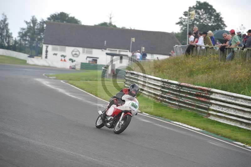 Mallory park Leicestershire;Mallory park photographs;Motorcycle action photographs;classic bikes;event digital images;eventdigitalimages;mallory park;no limits trackday;peter wileman photography;vintage bikes;vintage motorcycles;vmcc festival 1000 bikes