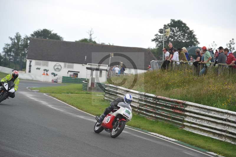 Mallory park Leicestershire;Mallory park photographs;Motorcycle action photographs;classic bikes;event digital images;eventdigitalimages;mallory park;no limits trackday;peter wileman photography;vintage bikes;vintage motorcycles;vmcc festival 1000 bikes