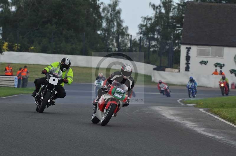 Mallory park Leicestershire;Mallory park photographs;Motorcycle action photographs;classic bikes;event digital images;eventdigitalimages;mallory park;no limits trackday;peter wileman photography;vintage bikes;vintage motorcycles;vmcc festival 1000 bikes