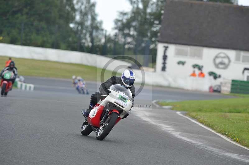 Mallory park Leicestershire;Mallory park photographs;Motorcycle action photographs;classic bikes;event digital images;eventdigitalimages;mallory park;no limits trackday;peter wileman photography;vintage bikes;vintage motorcycles;vmcc festival 1000 bikes