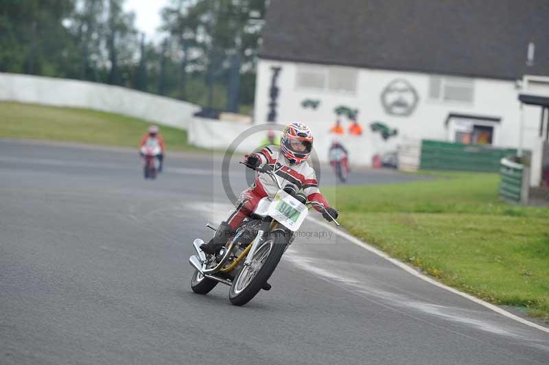 Mallory park Leicestershire;Mallory park photographs;Motorcycle action photographs;classic bikes;event digital images;eventdigitalimages;mallory park;no limits trackday;peter wileman photography;vintage bikes;vintage motorcycles;vmcc festival 1000 bikes