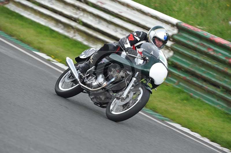 Mallory park Leicestershire;Mallory park photographs;Motorcycle action photographs;classic bikes;event digital images;eventdigitalimages;mallory park;no limits trackday;peter wileman photography;vintage bikes;vintage motorcycles;vmcc festival 1000 bikes