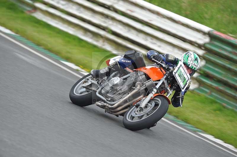 Mallory park Leicestershire;Mallory park photographs;Motorcycle action photographs;classic bikes;event digital images;eventdigitalimages;mallory park;no limits trackday;peter wileman photography;vintage bikes;vintage motorcycles;vmcc festival 1000 bikes