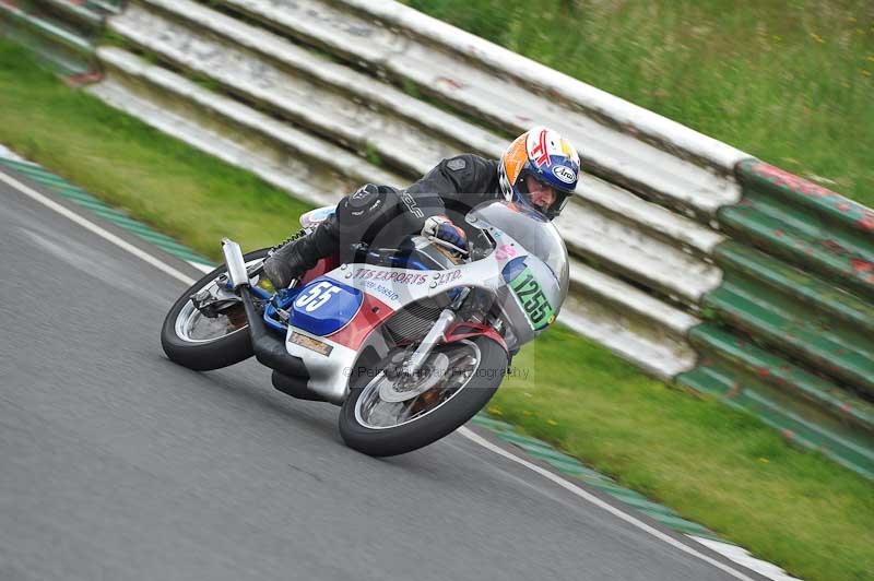 Mallory park Leicestershire;Mallory park photographs;Motorcycle action photographs;classic bikes;event digital images;eventdigitalimages;mallory park;no limits trackday;peter wileman photography;vintage bikes;vintage motorcycles;vmcc festival 1000 bikes