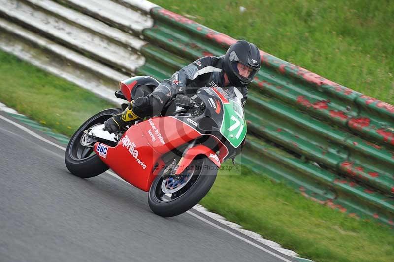 Mallory park Leicestershire;Mallory park photographs;Motorcycle action photographs;classic bikes;event digital images;eventdigitalimages;mallory park;no limits trackday;peter wileman photography;vintage bikes;vintage motorcycles;vmcc festival 1000 bikes