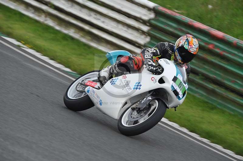 Mallory park Leicestershire;Mallory park photographs;Motorcycle action photographs;classic bikes;event digital images;eventdigitalimages;mallory park;no limits trackday;peter wileman photography;vintage bikes;vintage motorcycles;vmcc festival 1000 bikes