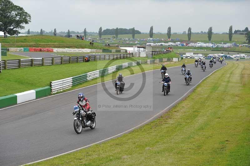 Mallory park Leicestershire;Mallory park photographs;Motorcycle action photographs;classic bikes;event digital images;eventdigitalimages;mallory park;no limits trackday;peter wileman photography;vintage bikes;vintage motorcycles;vmcc festival 1000 bikes