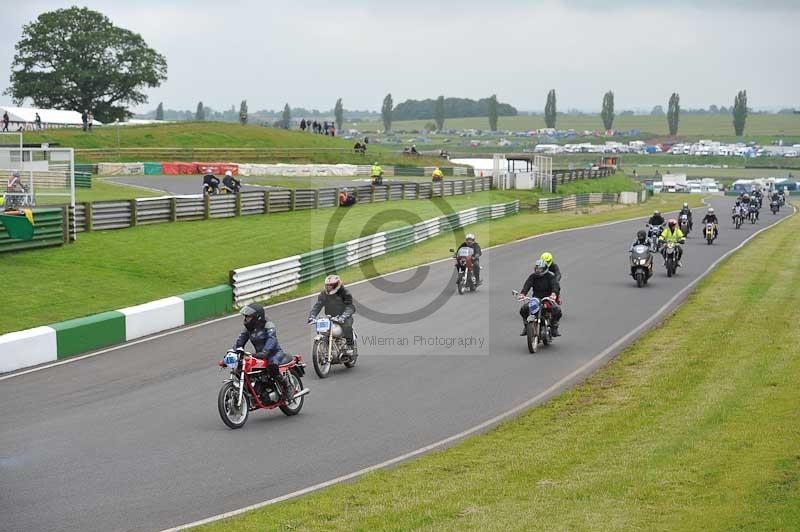 Mallory park Leicestershire;Mallory park photographs;Motorcycle action photographs;classic bikes;event digital images;eventdigitalimages;mallory park;no limits trackday;peter wileman photography;vintage bikes;vintage motorcycles;vmcc festival 1000 bikes
