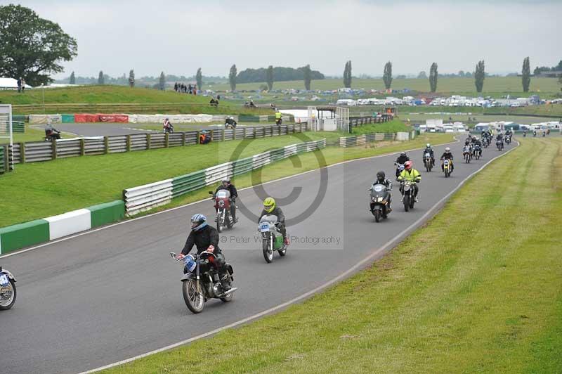 Mallory park Leicestershire;Mallory park photographs;Motorcycle action photographs;classic bikes;event digital images;eventdigitalimages;mallory park;no limits trackday;peter wileman photography;vintage bikes;vintage motorcycles;vmcc festival 1000 bikes