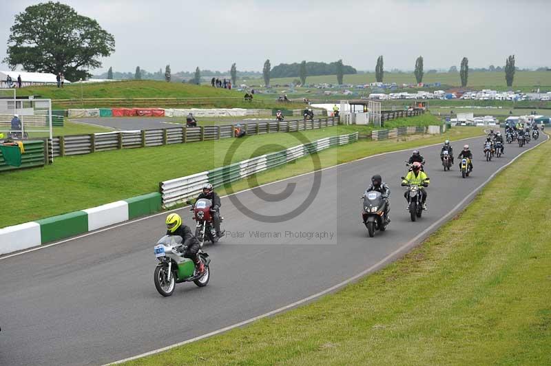 Mallory park Leicestershire;Mallory park photographs;Motorcycle action photographs;classic bikes;event digital images;eventdigitalimages;mallory park;no limits trackday;peter wileman photography;vintage bikes;vintage motorcycles;vmcc festival 1000 bikes