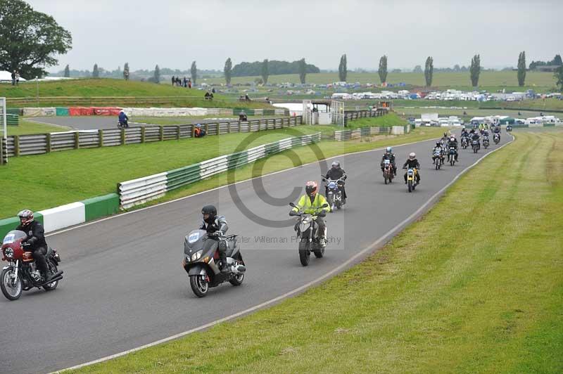 Mallory park Leicestershire;Mallory park photographs;Motorcycle action photographs;classic bikes;event digital images;eventdigitalimages;mallory park;no limits trackday;peter wileman photography;vintage bikes;vintage motorcycles;vmcc festival 1000 bikes
