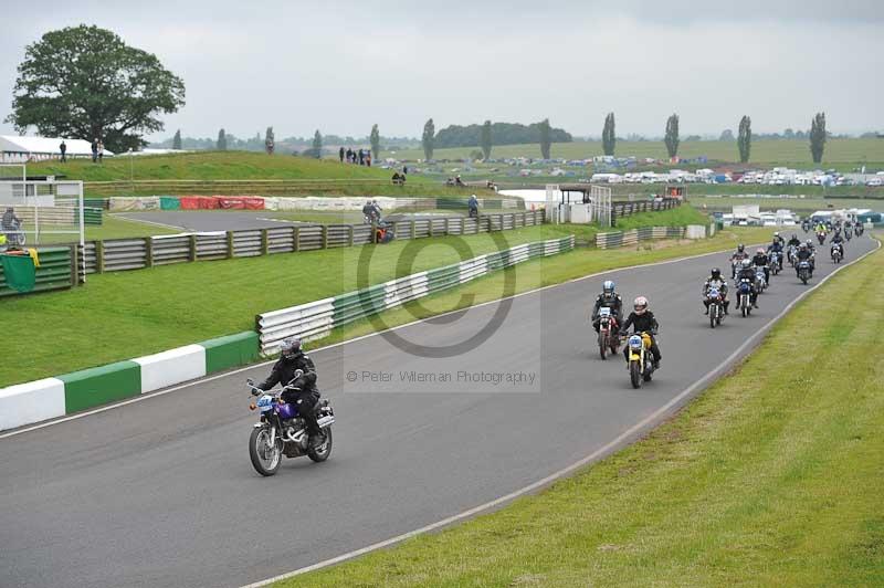 Mallory park Leicestershire;Mallory park photographs;Motorcycle action photographs;classic bikes;event digital images;eventdigitalimages;mallory park;no limits trackday;peter wileman photography;vintage bikes;vintage motorcycles;vmcc festival 1000 bikes
