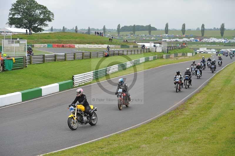 Mallory park Leicestershire;Mallory park photographs;Motorcycle action photographs;classic bikes;event digital images;eventdigitalimages;mallory park;no limits trackday;peter wileman photography;vintage bikes;vintage motorcycles;vmcc festival 1000 bikes