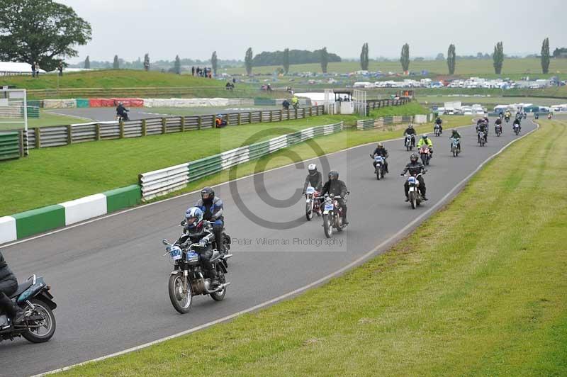 Mallory park Leicestershire;Mallory park photographs;Motorcycle action photographs;classic bikes;event digital images;eventdigitalimages;mallory park;no limits trackday;peter wileman photography;vintage bikes;vintage motorcycles;vmcc festival 1000 bikes